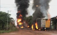Bình Phước: Xe bồn chở xăng và xe tải bốc cháy dữ dội trên đường