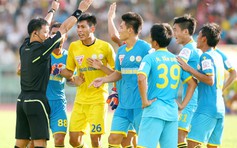 Cầu thủ Khánh Hòa 'bao vây' trọng tài trên sân Long An