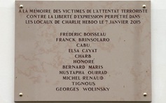 Lỗi chính tả trên bia tưởng niệm Charlie Hebdo