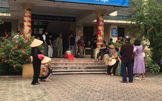 Nghệ An: Người dân mang tiểu sành đến trụ sở phường để phản đối việc xâm phạm mồ mả