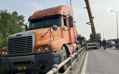 TP.HCM: Xe container gặp tai nạn trên đường dẫn cao tốc Long Thành - Dầu Giây, kẹt xe kéo dài 5 km