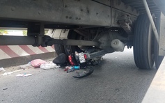 Xe máy chạy vào đường cấm va chạm xe tải, cô gái bị kéo lê dưới gầm xe