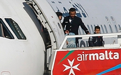 Hai kẻ không tặc máy bay Libya ở Malta đồng ý thả toàn bộ hành khách