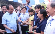 Thủ tướng Nguyễn Xuân Phúc: Không để tư thương ép giá mặt hàng thiết yếu phục vụ công nhân