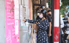 Hàng quán Hà Nội được bán mang về: 'Mừng không ngủ được'