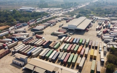Quảng Ninh: Lái xe container vạ vật chờ thông quan ở cửa khẩu Móng Cái
