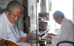 Khâm phục cụ ông 100 tuổi ở Sài Gòn làm việc 10 tiếng/ngày không cần đeo kính
