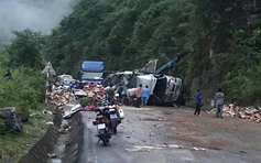 Xe tải mất lái đâm vào vách núi, tài xế nguy kịch