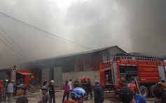 Hà Nội có cháy lớn tại khu nhà kho gần bến xe Nước Ngầm
