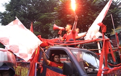 Sắc đỏ tràn ngập đường phố Hà Nội trước trận đấu giữa tuyển Việt Nam - Campuchia