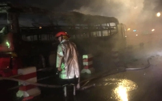 Xe khách giường nằm cháy trơ khung trên cầu Thanh Trì