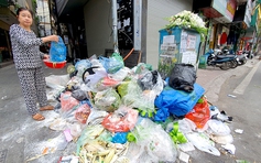 Nhiều tuyến phố Hà Nội ngập rác thải vì dân chặn xe vào bãi rác Nam Sơn