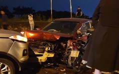 3 ô tô, 2 xe máy va chạm liên hoàn trên đê, 4 người bị thương