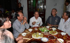 Chủ tịch UBND tỉnh Thừa Thiên - Huế ăn cơm cùng người dân đón giao thừa