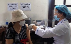Người dân Thừa Thiên - Huế chèo ghe vượt lũ, đi xe công nông tiêm vắc xin Covid-19