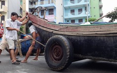 Thanh Hóa hối hả gặt lúa, kéo tàu thuyền lên bờ chạy bão