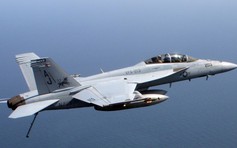 Tiêm kích F/A-18E Super Hornet rơi gần xa lộ ở California