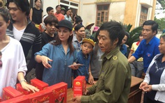 Hồ Văn Cường theo chân Phi Nhung đi trao quà từ thiện