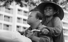 Người mẹ 16 năm nhặt ve chai khắp Sài Gòn chăm con bệnh Down