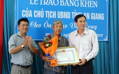 Tặng bằng khen cho 'ông lão U.80 miệt mài vá đường'