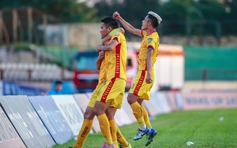 Văn Thắng ghi tuyệt phẩm cứu bóng đá xứ Thanh ở lại V-League