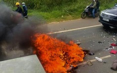Xe máy bốc cháy sau khi tông vào ô tô, một người tử vong