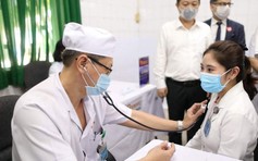 Nữ bác sĩ từng hoãn cưới được tiêm vaccine ngừa Covid: Giấc mơ đẹp trước giờ G