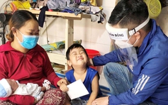 Báo Thanh Niên nhận hồ sơ chương trình 'Cùng con đi tiếp cuộc đời'