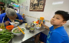 Sài Gòn Tiệm xưa quán cũ: Ăn 'tô xe lửa' ở tiệm phở Tàu Bay