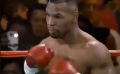 Nghi vấn ‘người du hành thời gian’ dùng Iphone trong trận đấu năm 1995 của Mike Tyson