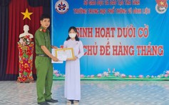 Khen thưởng nữ sinh lớp 12 nhặt được tài sản trả lại người đánh rơi