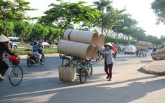 'Đời rác'... Sài Gòn: Ly hương, mẹ mưu sinh nghề ve chai nuôi con học đại học