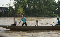 Nóng trên mạng xã hội: Những thanh niên quên mình cứu hơn 300 người khỏi lũ dữ