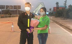Độc đáo những bó hoa 'chỉ nở mùa Covid' tặng đội ngũ chống dịch ở Chí Linh