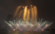 Khói dày đặc trong màn so tài pháo hoa của Anh và Trung Quốc