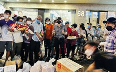 Đan Trường, Trung Quang trao quà cho người nghèo trước khi mang Tết Việt đến với kiều bào