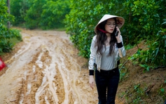 Lý Nhã Kỳ lội bùn đi làm từ thiện ở Đắk Lắk