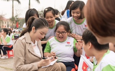 Fan nhí vây kín khi Lý Nhã Kỳ chạy bộ hưởng ứng 'Asiad 2018'