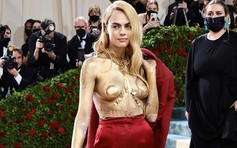 Siêu mẫu Cara Delevingne hở bạo trên thảm đỏ Met Gala