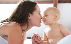 Bệnh nhi 14 tháng tuổi bị nhiễm Covid-19: Lưu ý khi ôm hôn con!