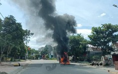 Hà Tĩnh: Xe ô tô con cháy ngùn ngụt trên đường