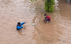 Kinh hoàng lũ quét tấn công trường học, giáo viên ‘bỏ của’ cõng học sinh chạy lũ