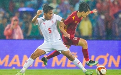 Người hâm mộ ‘mang áo mưa’ đến Mỹ Đình xem U.23 Việt Nam ‘đấu’ U.23 Thái Lan