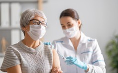 Hỏi nhanh về Covid-19: Tiêm vắc xin mũi 3, người cao tuổi cần lưu ý gì?