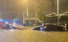 TP.Đông Hà bị nước lũ nhấn chìm dưới đêm mưa như trút