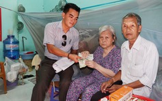 Bạn đọc Báo Thanh Niên giúp đỡ vợ chồng cụ bán vé số nghèo ở Tiền Giang