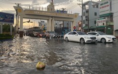 Long An: Sau cơn mưa lớn kéo dài, người dân Bến Lức vất vả trong biển nước