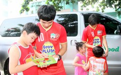 U.21 HAGL và Học viện NutiFood thăm Trung tâm trẻ em Tam Bình
