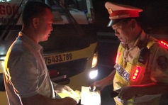 Thêm tài xế bị tước giấy phép lái xe vì vượt ẩu trong hầm Hải Vân