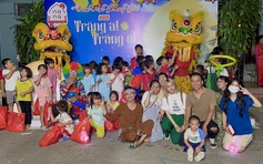 Các bạn trẻ mang Trung thu về cho những bạn nhỏ